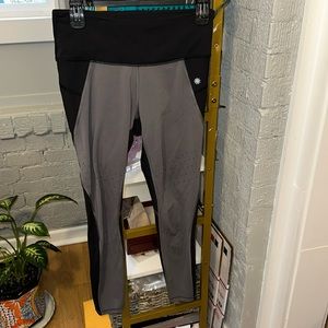 Athleta Gray and Black Color Blocked Cropped Running Leggings size small